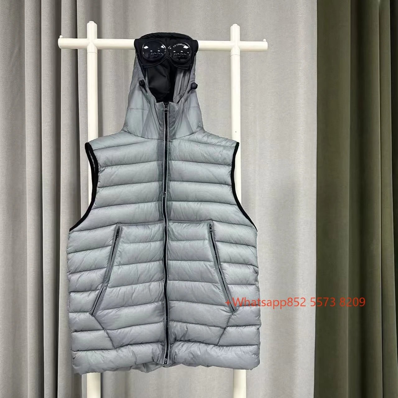 CP 灰色带帽马甲 CP 灰色带帽马甲